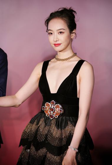 宋茜|宋茜暮金孔雀翎礼服，裙摆倾泻而下璀璨闪耀，优雅又有一丝性感