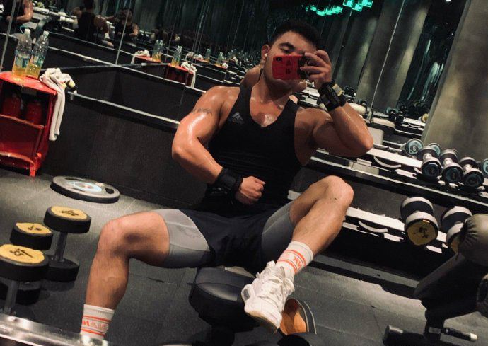 健身圈一哥 手臂健壮大粗腿,健身旅行喜爱各地美食,这种肌肉小叔你打几分?