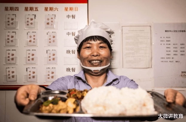 义务教育|大学食堂又上热搜，学生吐槽：食堂可以接地气，但不能“接地府”