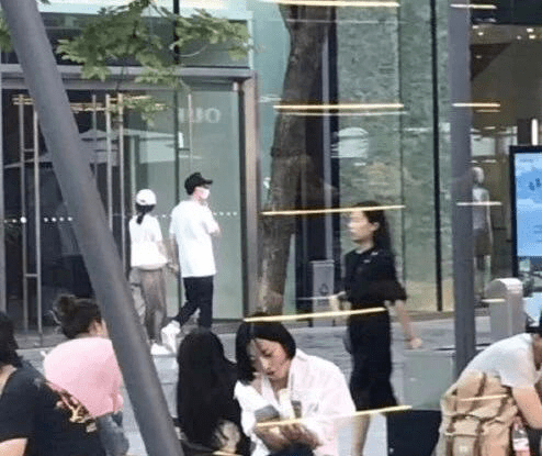 冯绍峰|赵丽颖冯绍峰被传离婚，两人从民政局走出来，手里拿的是离婚证吗？