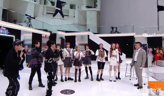 许佳琪|许佳琪安崎秀闺蜜情，都把长筒袜拉到大腿处，同框时腿长差太现实