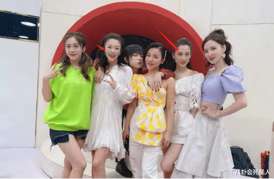 杨幂|只P自己、伸手遮脸、战术后缩,女星合照时的“心机”太多了