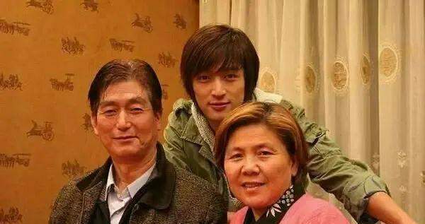 胡歌|胡歌两段感情失败至今单身，原因竟是母亲干涉，如今带着遗憾离世