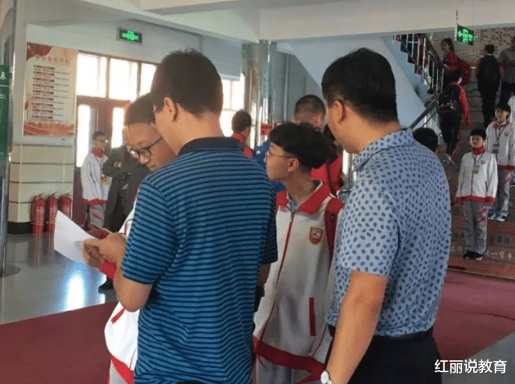 发型|中学生不良发型大全，“无脸见人型”受欢迎，德育老师任务艰巨