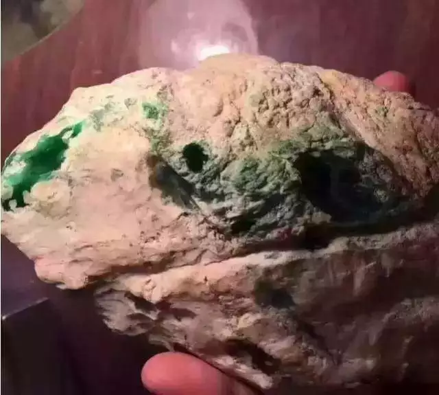 翡翠|400w买的半赌石翡翠原石一刀刀切出帝王绿，足足切涨1000w！！