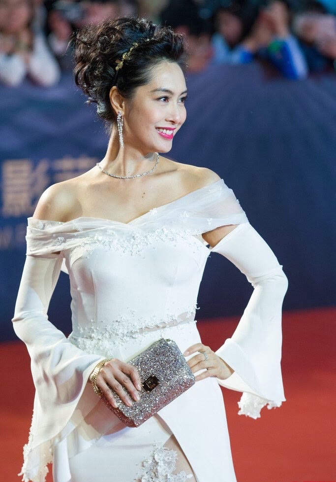 潮帮先生|朱茵越老越有魅力,穿白色开叉裙好有女人味,红毯上美成焦点