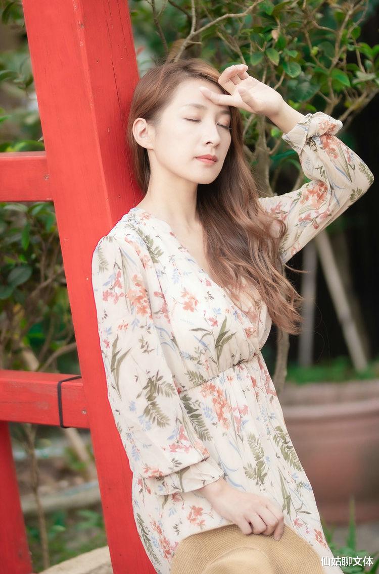 连体 V领印花连衣裙是很多圆脸妹纸们的最爱，会有拉长脸型的效果