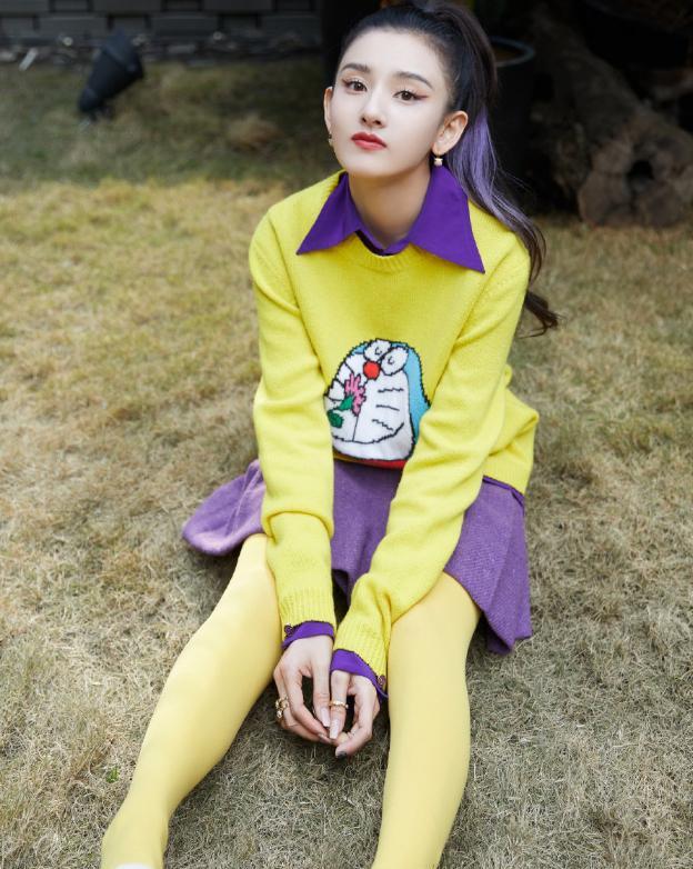 宋祖儿|有种坐姿叫宋祖儿，左右腿互相反着放，一时都分不清哪条是哪条了