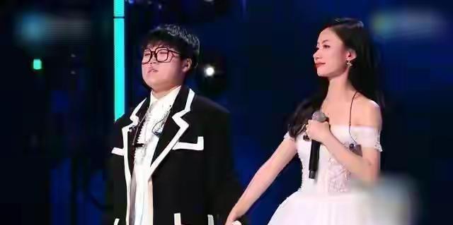 单依纯|《好声音》总冠军单依纯伍珂玥同框了,不过两人的差距也很明显