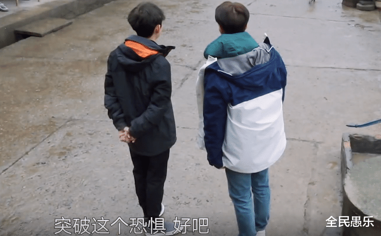 全民愚乐 张艺兴害怕尖嘴动物,努力和鸡鸭保持距离,何炅的处理方式很暖心