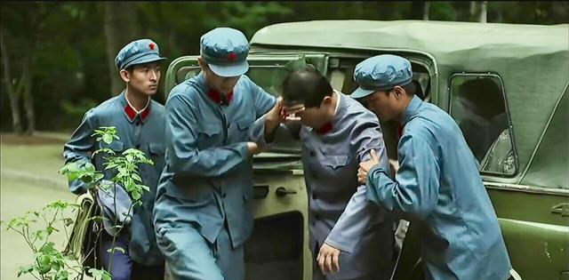 父母爱情|《父母爱情》江德福的司机小方开车为什么会撞树上？内有隐情