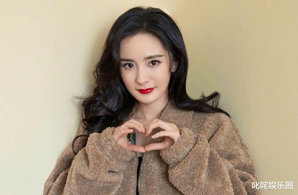 杨幂|杨幂贴身白T打网球 一弯腰现性感好身材