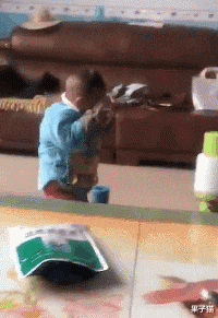 女主播 今天看直播，女主播的“xiong”掉了下来, 直播间瞬间炸开了锅。