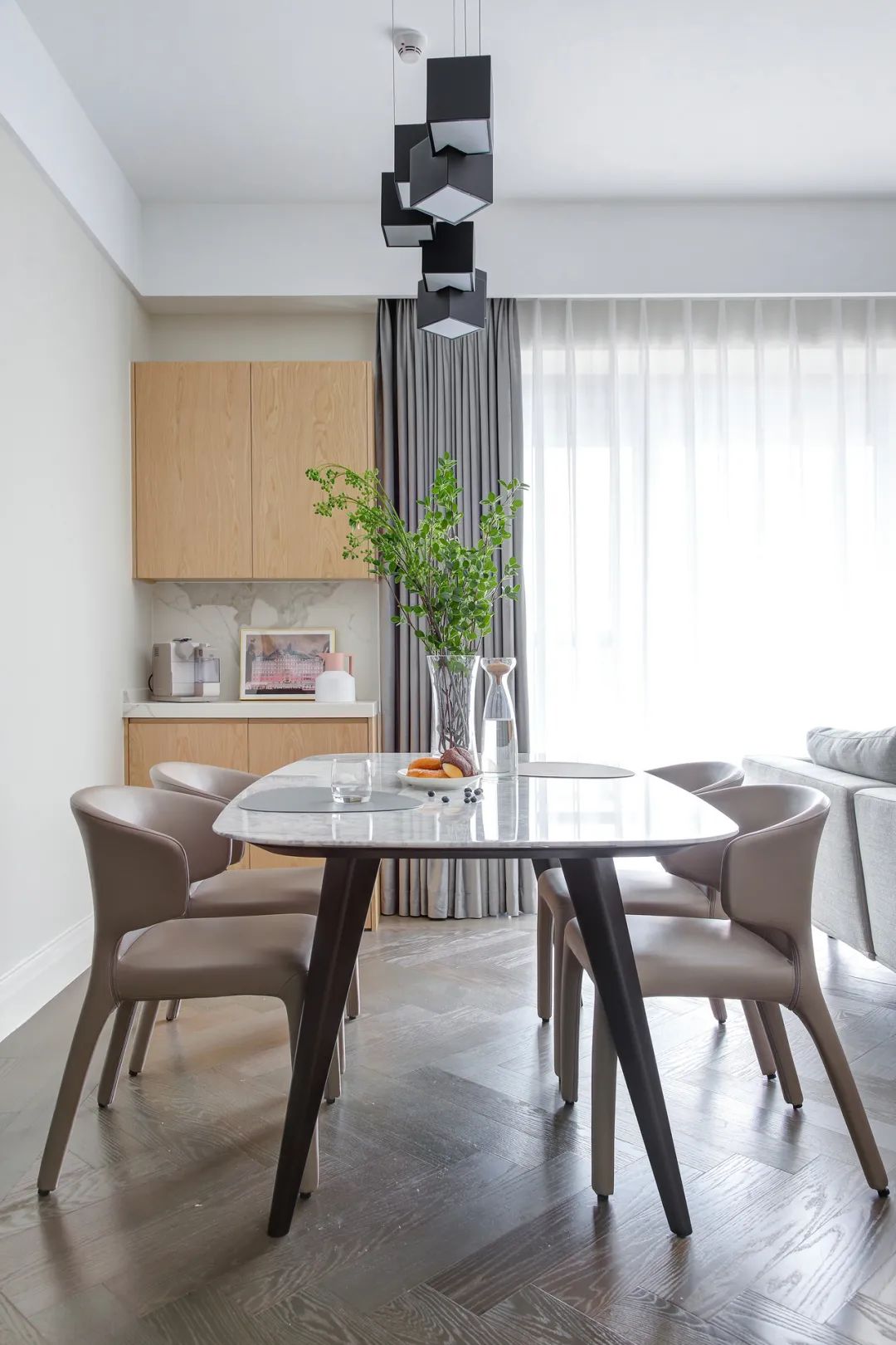 砸开半面墙露出大厨房，这个148m2小三房好看又实用！