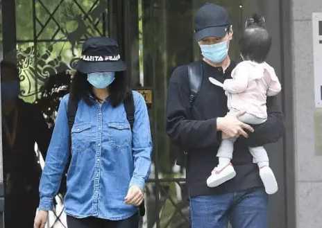 华晨宇|42岁高圆圆又怀孕了？小腹隆起不时摸肚子，助理帮其收腰身