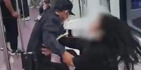 哲学筱筱|央视犀利点评“拖拽女乘客事件”，人性的冷漠，才最让人脸红