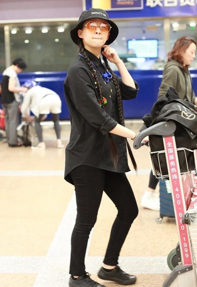 白小白的衣橱|杨丽萍外甥女爱把自己往老了打扮，才20多岁就挺成熟，真让人意外