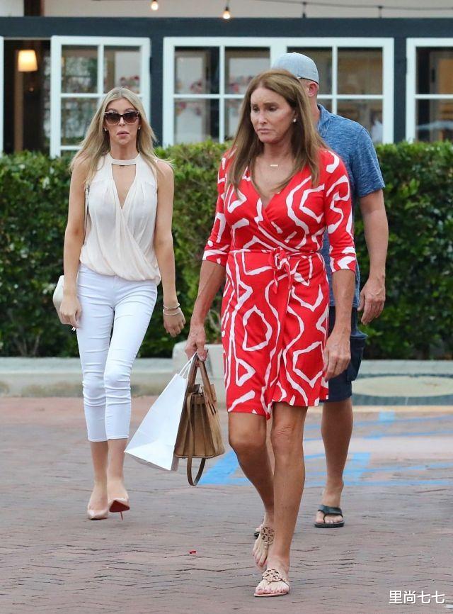 卡戴珊|卡戴珊71岁变性老爸亮相,表情狰狞骨骼变形,24岁女友暴瘦不敢认