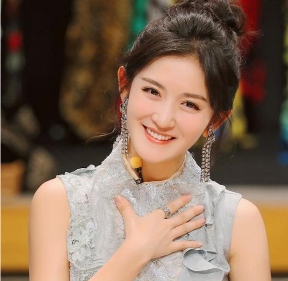 谢娜|谢娜在央视仅主持一期就被撤下,央视官媒给她12字评价,原来如此