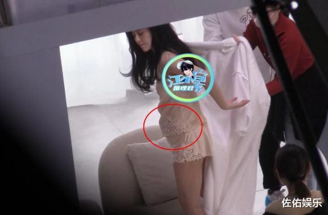 范冰冰|范冰冰脚踩拖鞋外出觅食，不停摸肚子再引怀孕猜想，被曝已安家上海