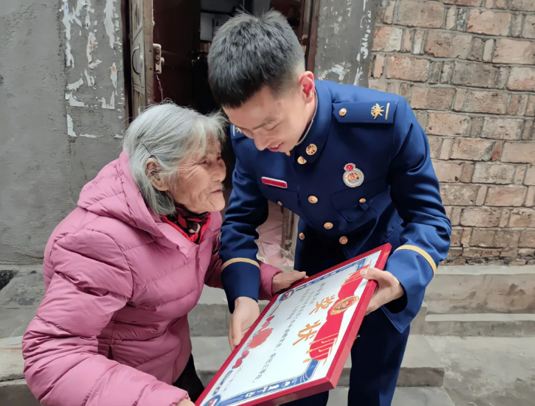 萱爸育儿经|相差61岁婚纱照走红，24岁男孩和85岁奶奶引热议，背后故事超暖心