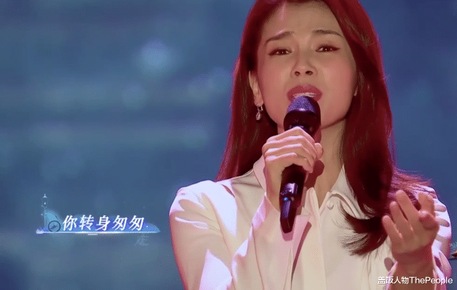 跨年|“南北”双台跨年:唐嫣美艳、王鸥抢镜,杨幂眼妆像“发光眼屎”