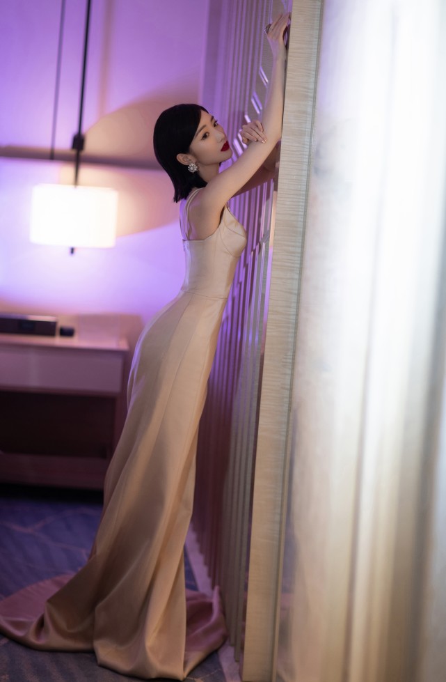 长裙|浓妆红唇的毛晓彤又美了，藕粉长裙优雅迷人，匀称线条好养眼！