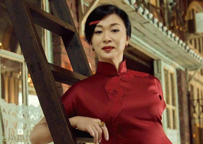 金星|50岁金星重回男儿身？穿男装素颜接受采访，比一旁丈夫还男人