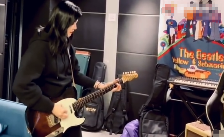 姚晨|姚晨菜市场拍戏被偷拍！化烟熏妆低头玩手机，穿紧身衣秀小蛮腰