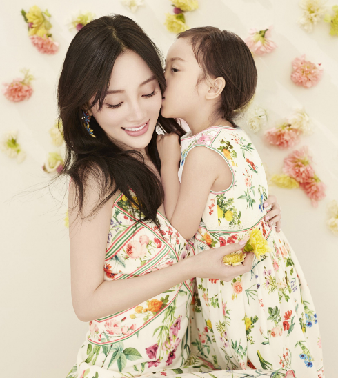 贾云馨|8岁甜馨形体课被偷拍，走路超带风，注意到她长相：越来越好看了