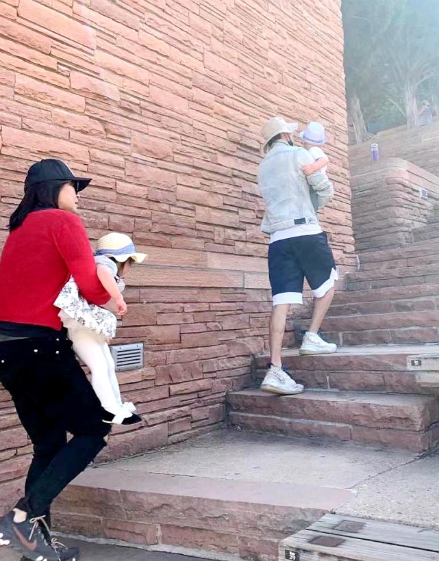 郑爽|偶遇张恒带一岁子女出游，郑爽女儿正面首曝光，皮肤白皙像洋娃娃