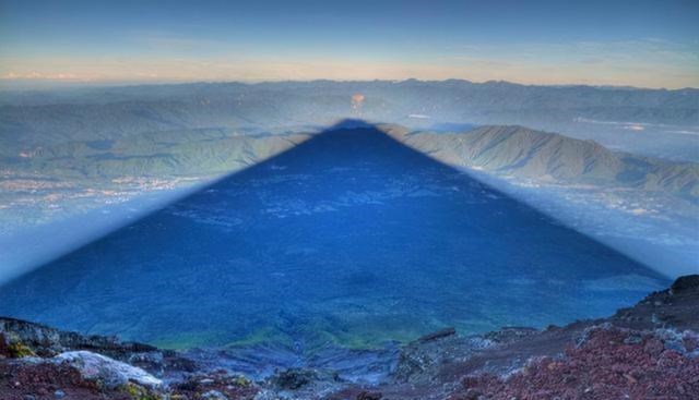  9张大自然“罕见”的照片！双头蛇2个头同时吃东西，你见过没？