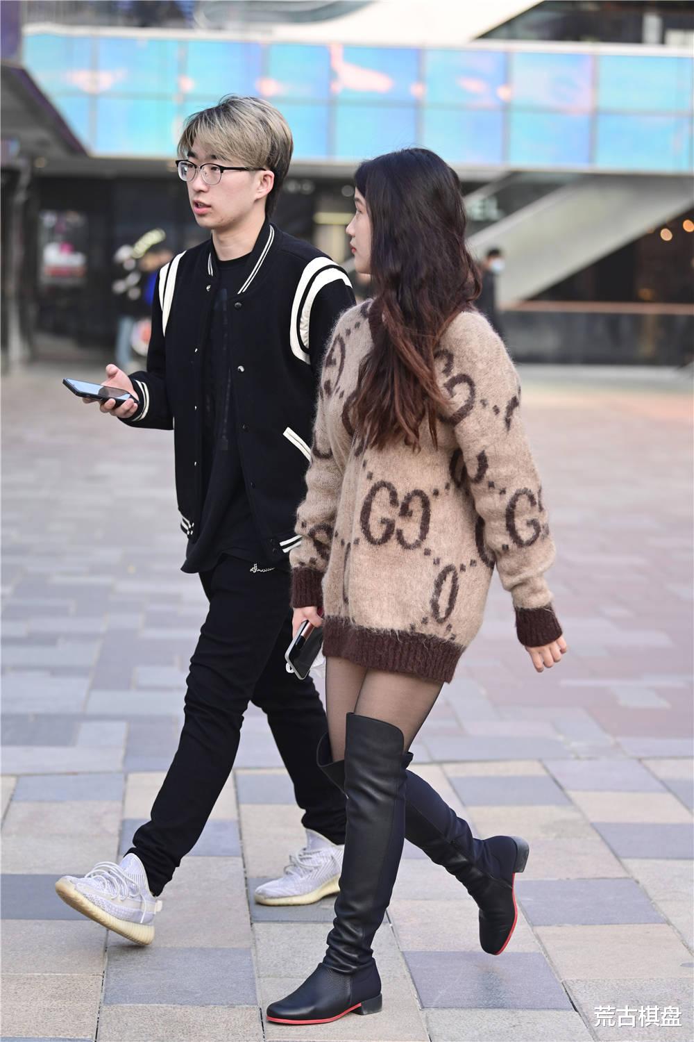 荒古棋盘 黑色丝袜搭配长靴,今年姑娘的穿搭,有点别致