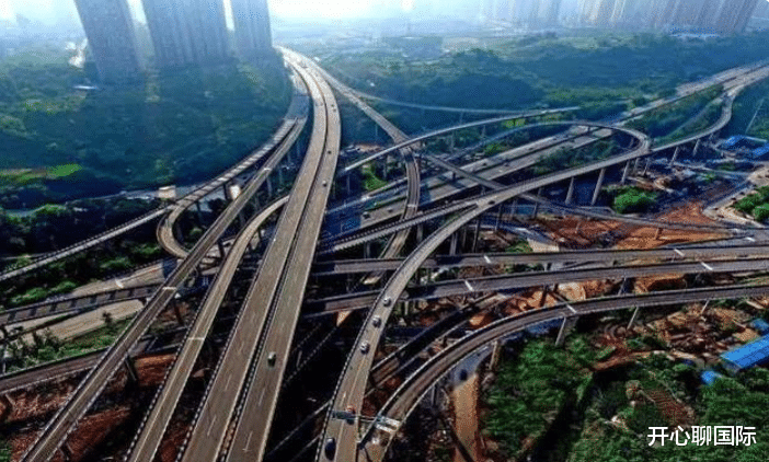 重庆 英国姑娘来“重庆”旅游，刚下车就懵了：你们叫它大城市？