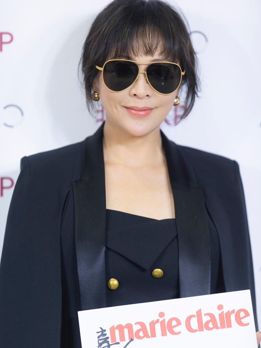 刘嘉玲|55岁刘嘉玲不显老，黑色抹胸上衣配斗篷西装干练潇洒，气场全开