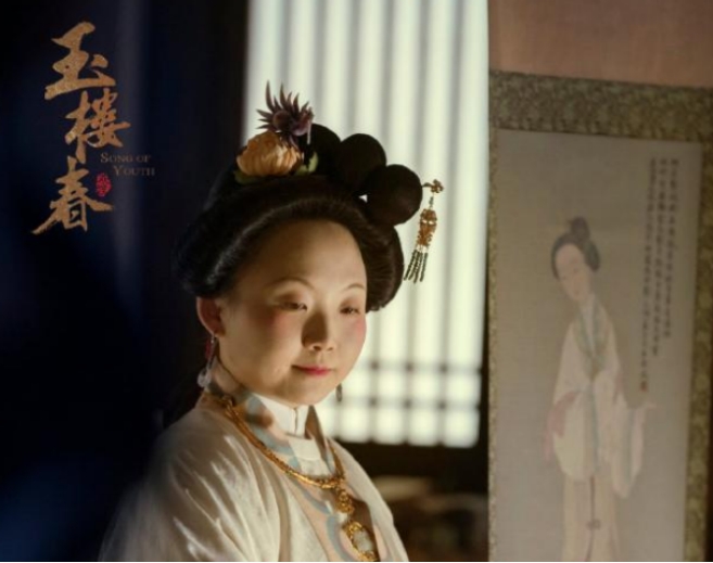 辣目洋子|女艺人辣目洋子片场险走光！当众掀衣服挠痒，不惧镜头没架子！