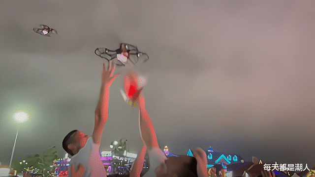 每天都是潮人|青岛啤酒节无人机坠落遭游客哄抢，有人争得面红耳赤，素质堪忧