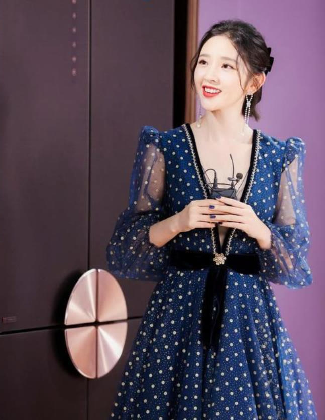 闲鱼有话说|唐艺昕胆子真大，和老公出席活动还穿深V裙，张若昀笑得挺无奈