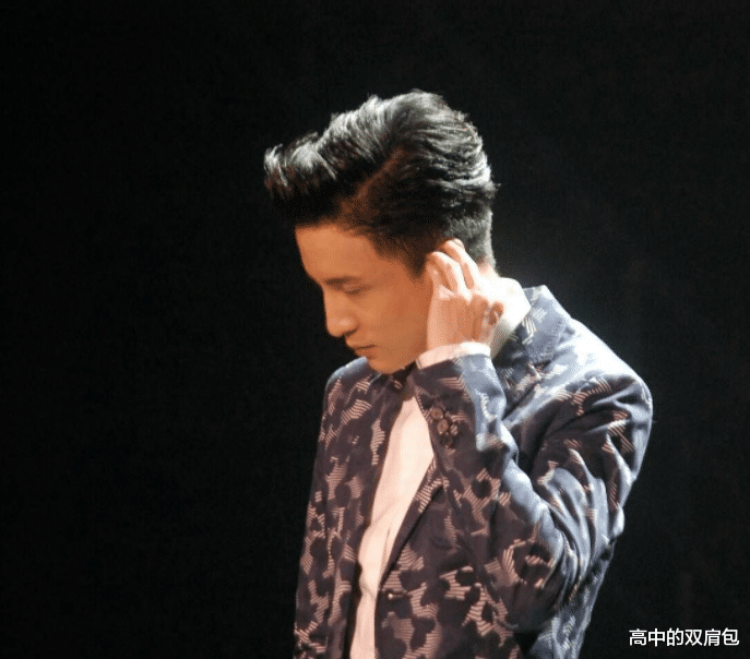 耳机|演唱会上，歌手耳朵里戴的其实不是“耳机”，网友：涨知识了