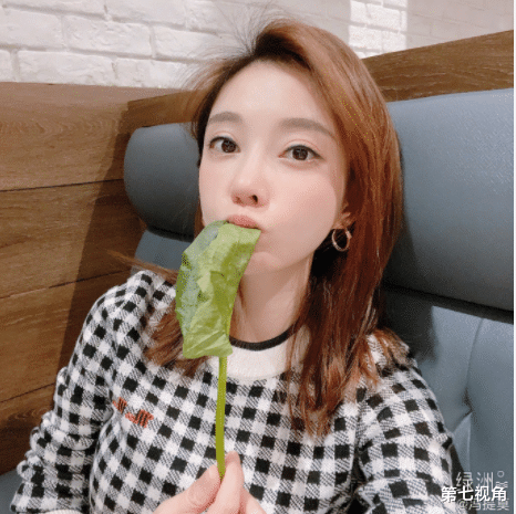 第七视角 冯提莫近日晒出照片，三连拍气色十分不错，粉丝互动玩梗太有趣