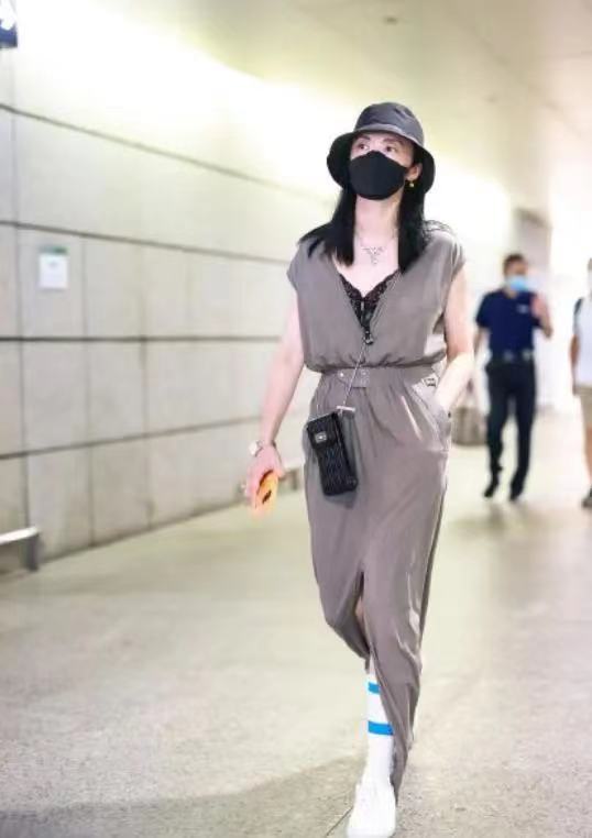 加菲猫说时尚|42岁姚晨机场秀让人看愣!穿低领裙黑内衣外露辣眼,姜还是老的辣