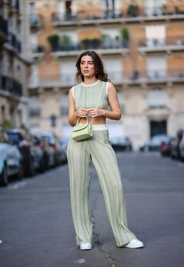 Lady变美日记|女孩出街不能少的包包,利用同色系穿搭法,展现时髦造型