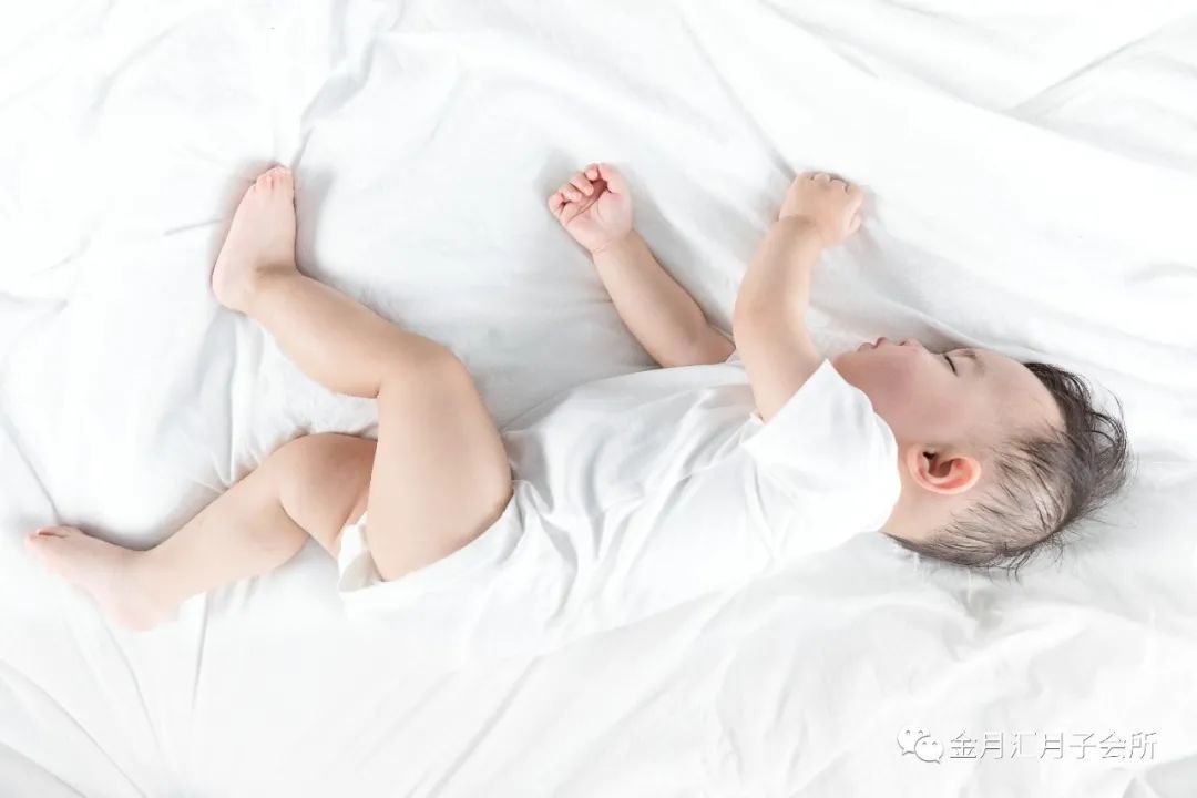 金月汇大健康|金月汇孕妈课堂|新生儿睡觉一惊一乍、爱抖动怎么办？教你2招，轻松安抚