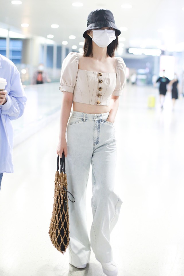 大表姐的时尚圈|李沁大胆又会穿,上衣“短一截”个性十足,这些风格很依赖身材