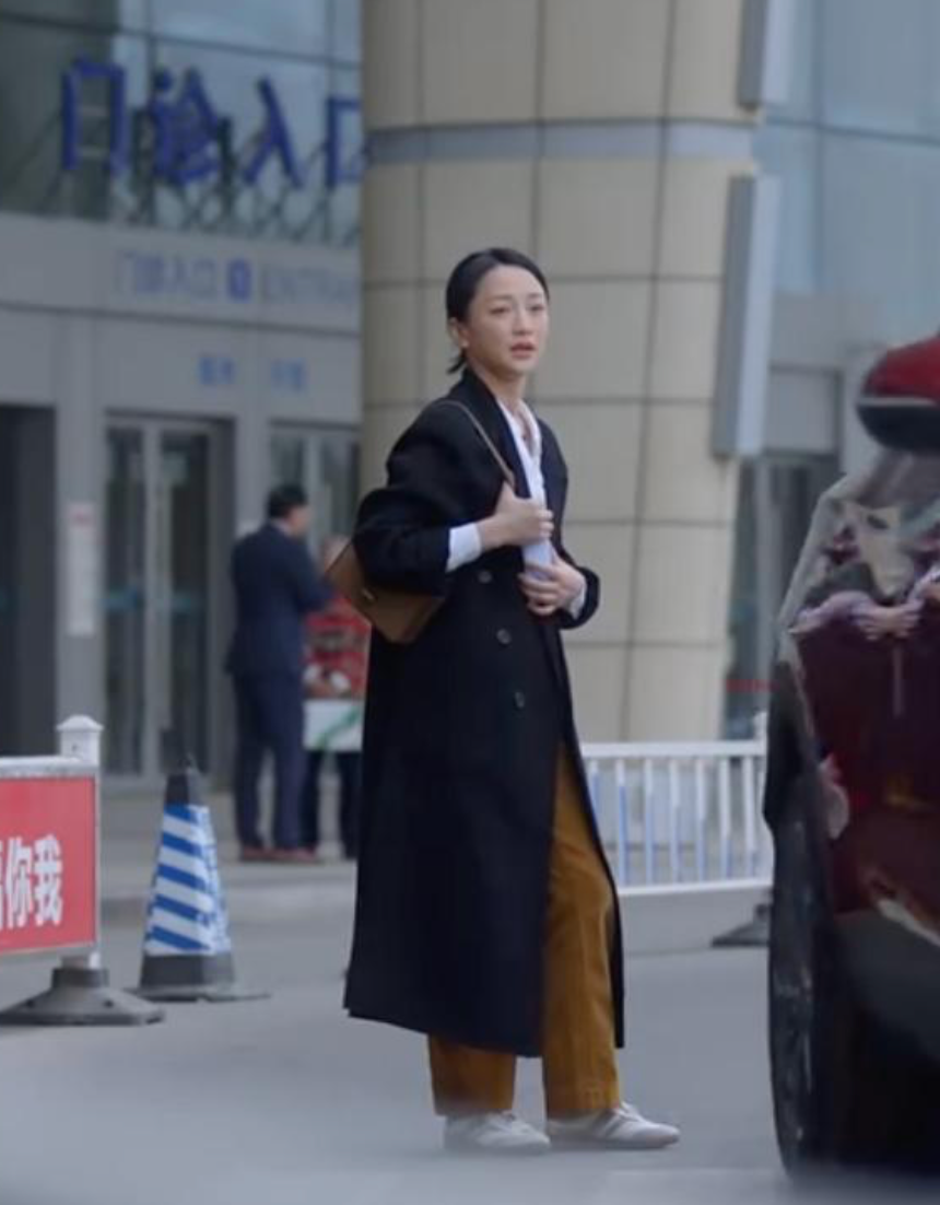 周迅|47岁周迅外出露营被偶遇！脸蛋红润有光泽，一旁阿雅身材显臃