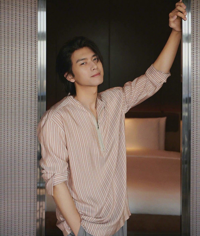 李现|李现换个发型像换了个人，秒变“花美男”，日系风大片满是侠客柔情