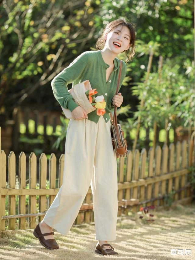鱼司辰|复古风穿搭技巧，绿色针织开衫搭配阔腿裤甜美俏皮，简约又好看
