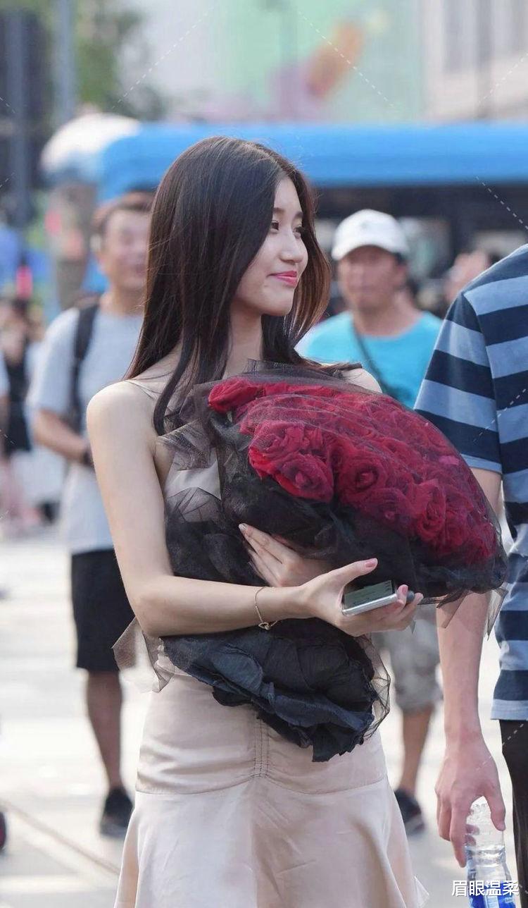 眉眼温柔 小姐姐笑容甜美,手捧鲜花的样子温柔动人,气质迷人充满时尚感