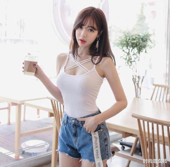时尚咖女孩|穿紧身牛仔裤小姐姐，穿出大双腿，完美的将自己性感一面展示出来