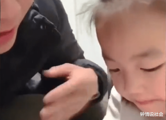 山东小伙示意妹妹亲自己,没想到妹妹给他一巴掌,网友:理解到位